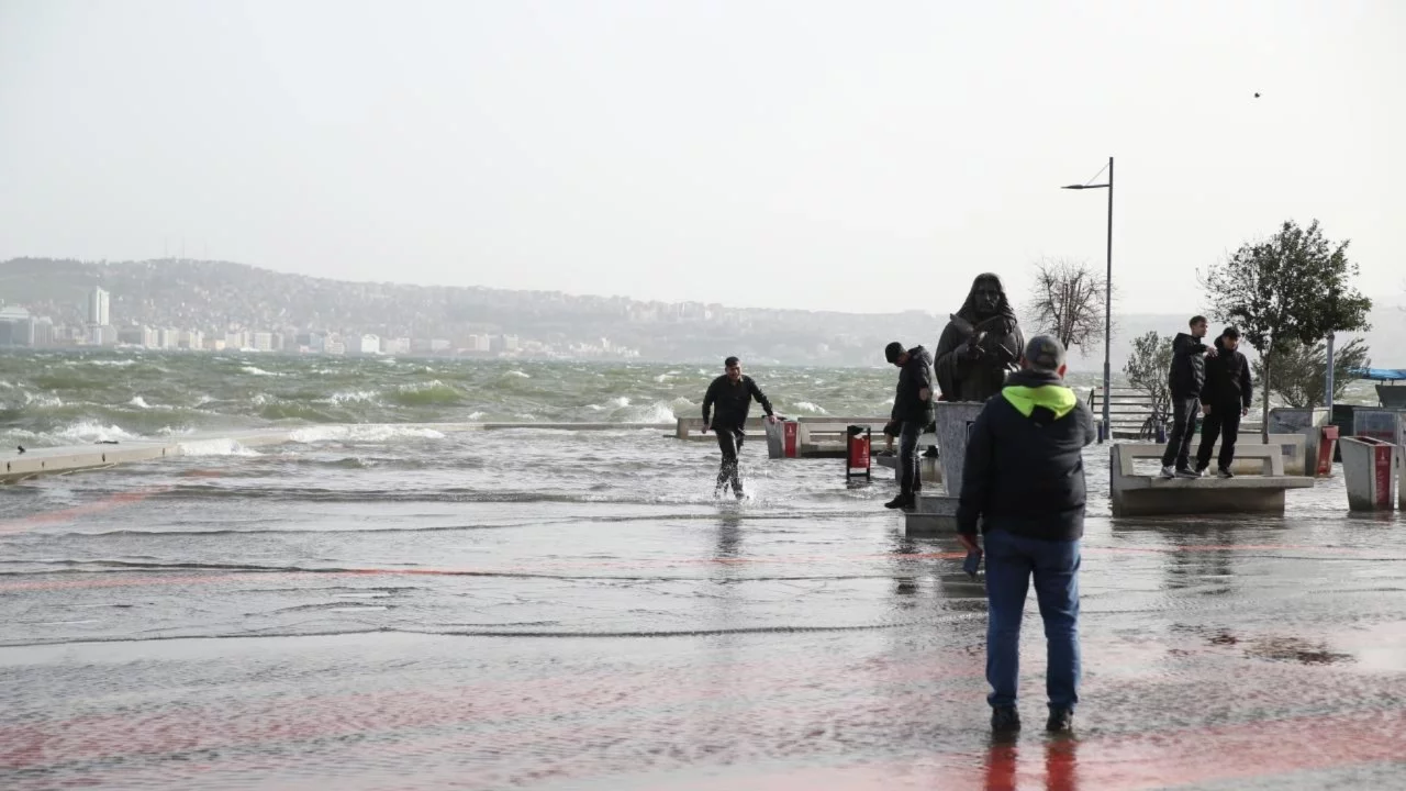 İzmir'de fırtına nedeniyle deniz taştı 