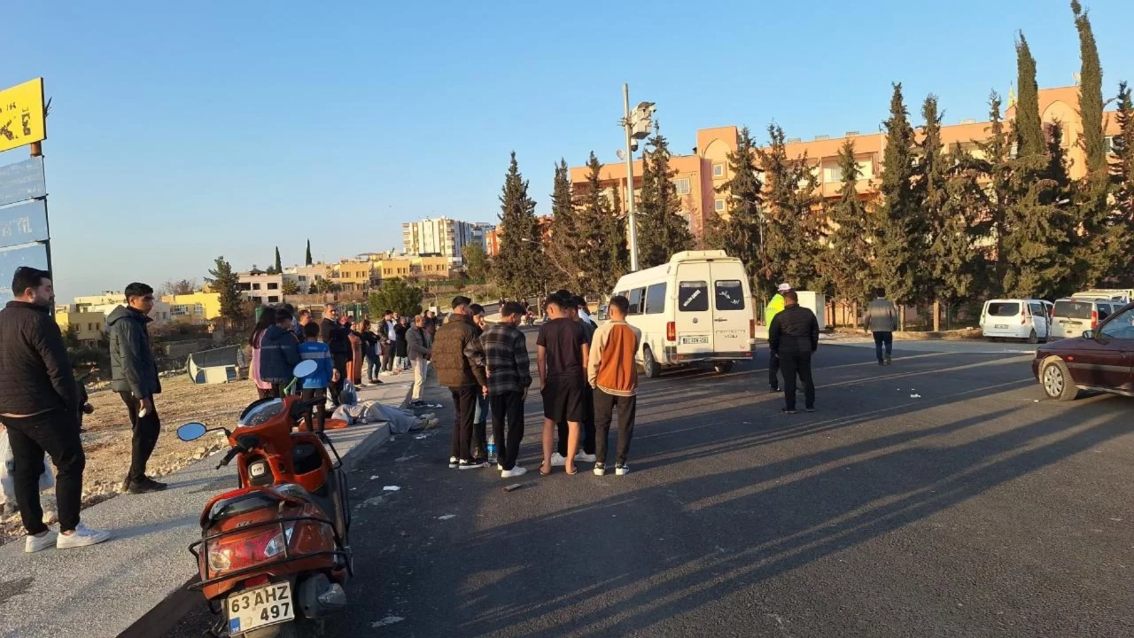 Şanlıurfa'da işçi minibüsü direğe çarptı: 15 yaralı
