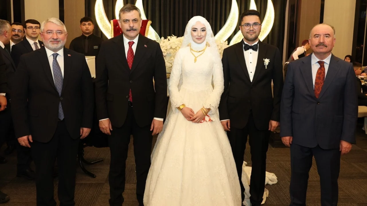 İçişleri Bakanı Çiftçi, eski AK Parti Milletvekili Yıldırım'ın oğlunun düğününe katıldı
