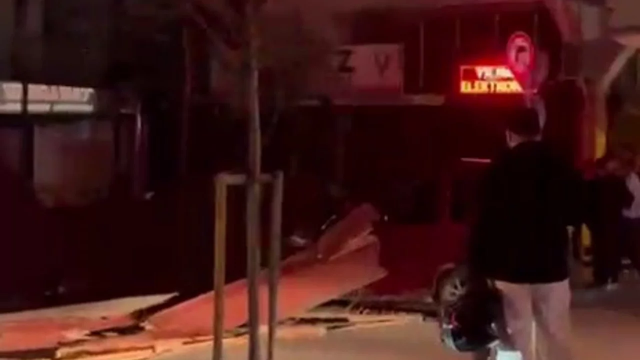 İstanbul'da fırtınada bazı binaların çatıları uçtu