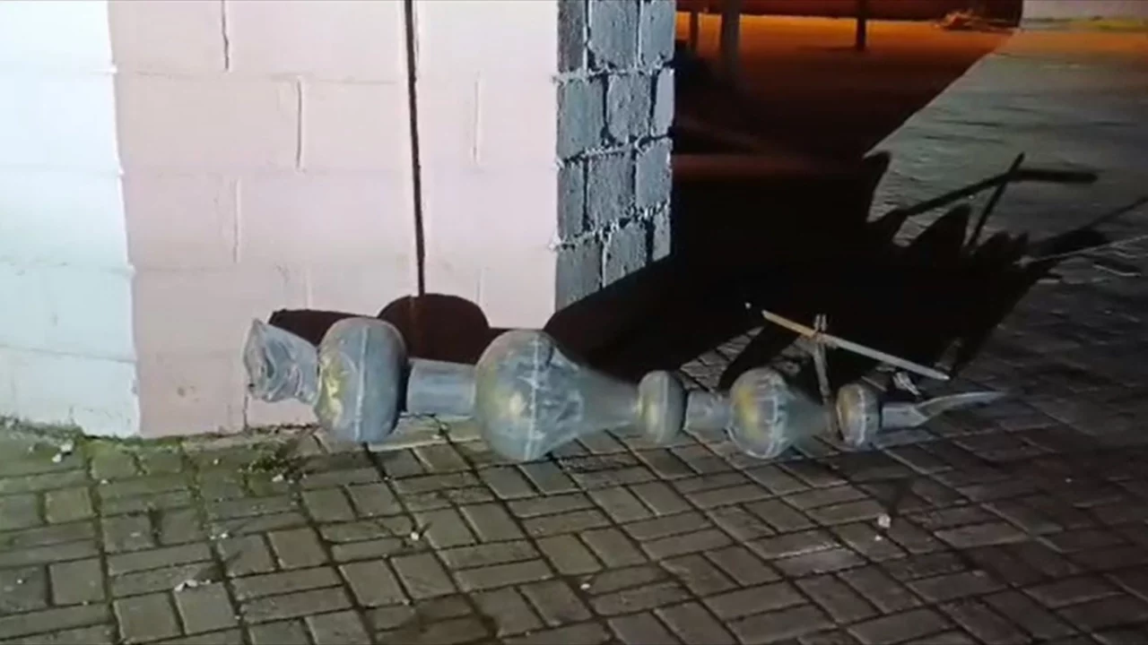 Manisa'da kuvvetli fırtına hayatı olumsuz etkiledi
