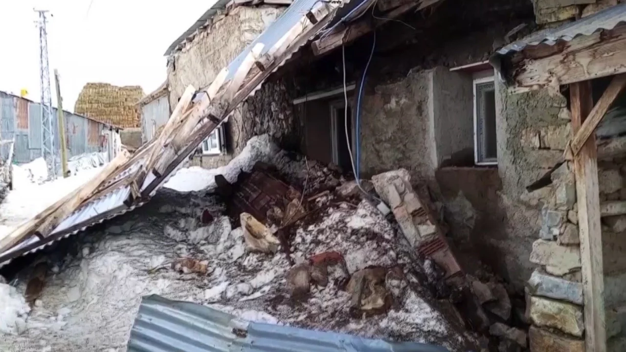 Erzincan'da fırtına çatıları uçurdu