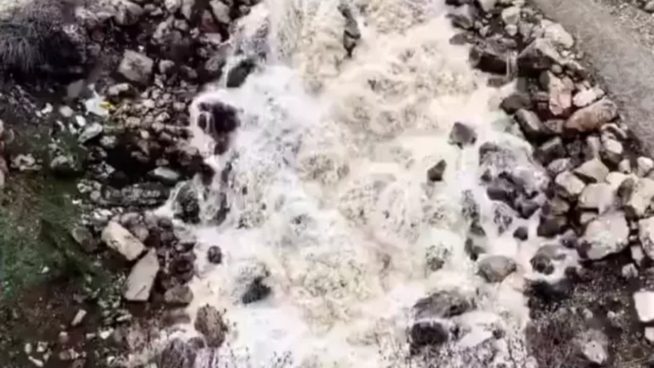 Dağ patladı içinden şelale çıktı!