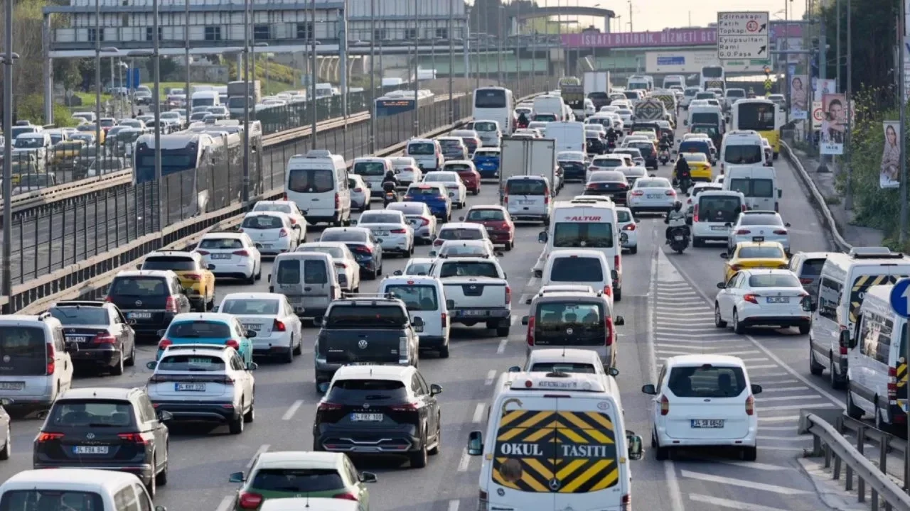 İstanbul'da haftanın ilk g&uuml;n&uuml;nde trafik kilit