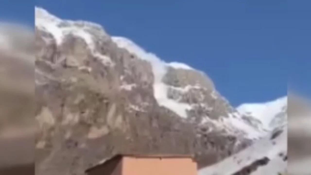 Dağdan kopan çığ kamerada