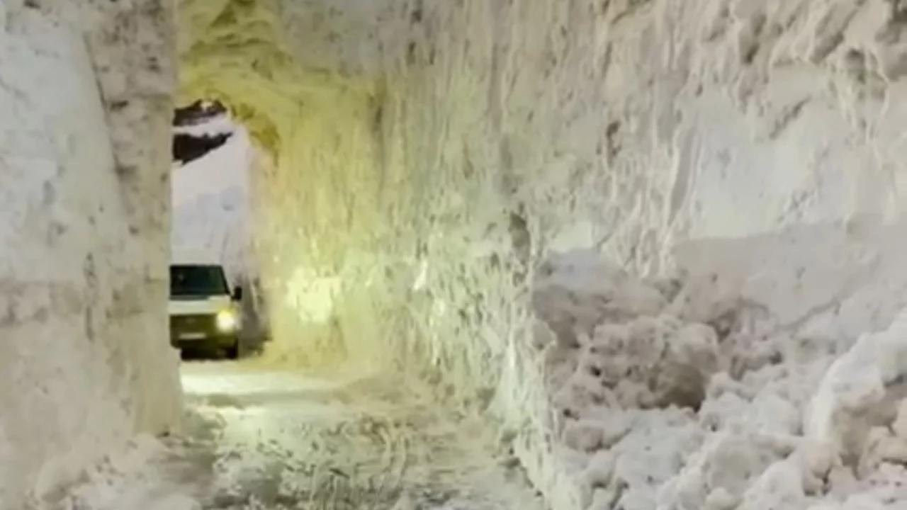 Van'da çığ sonrası yol açıldı: Kar tüneliyle geçiş sağlanıyor