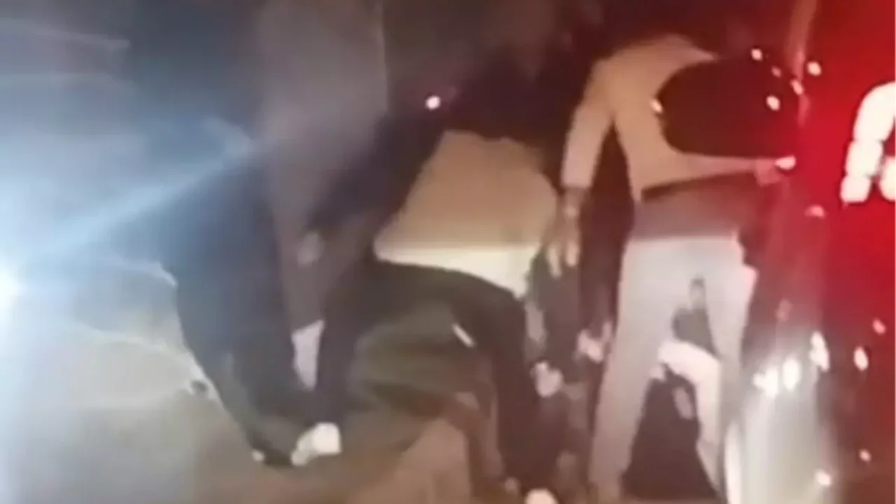 Tartıştıkları kişiyi yere yatırıp darp ettiler!