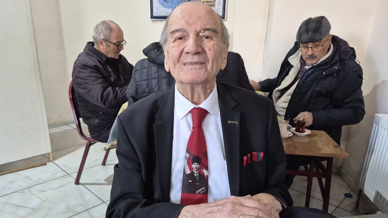 İnsanlara olan sevgi ve saygısından yıllardır takım elbise giyiyor