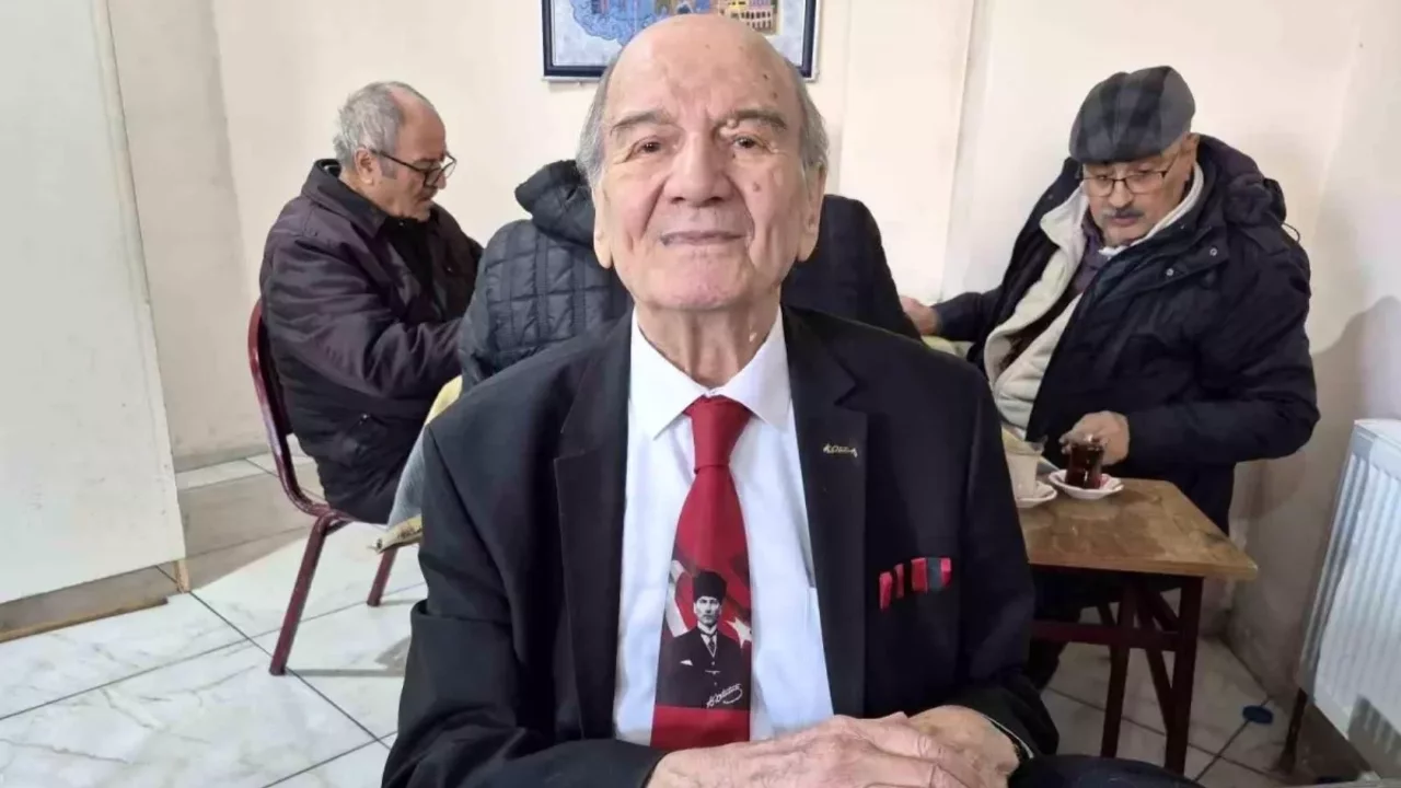 İnsanlara olan sevgi ve saygısından yıllardır takım elbise giyiyor