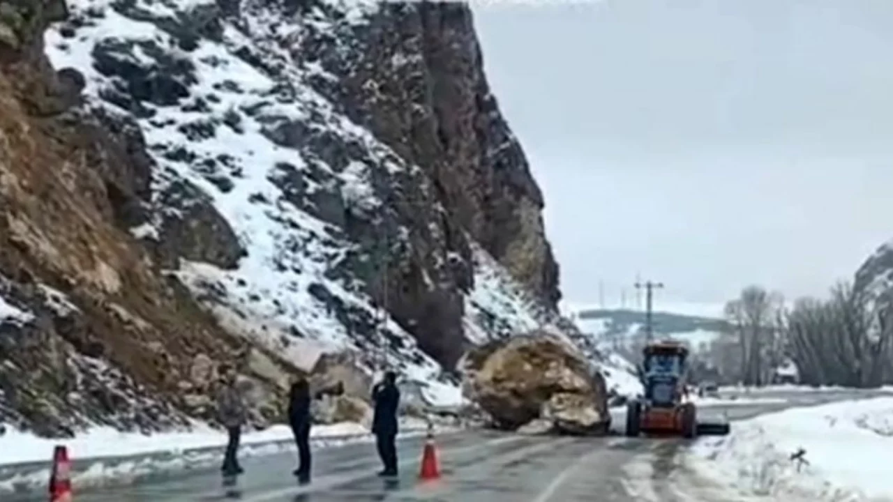Sivas'ta yamaçtan kopan kayalar tehlike saçtı