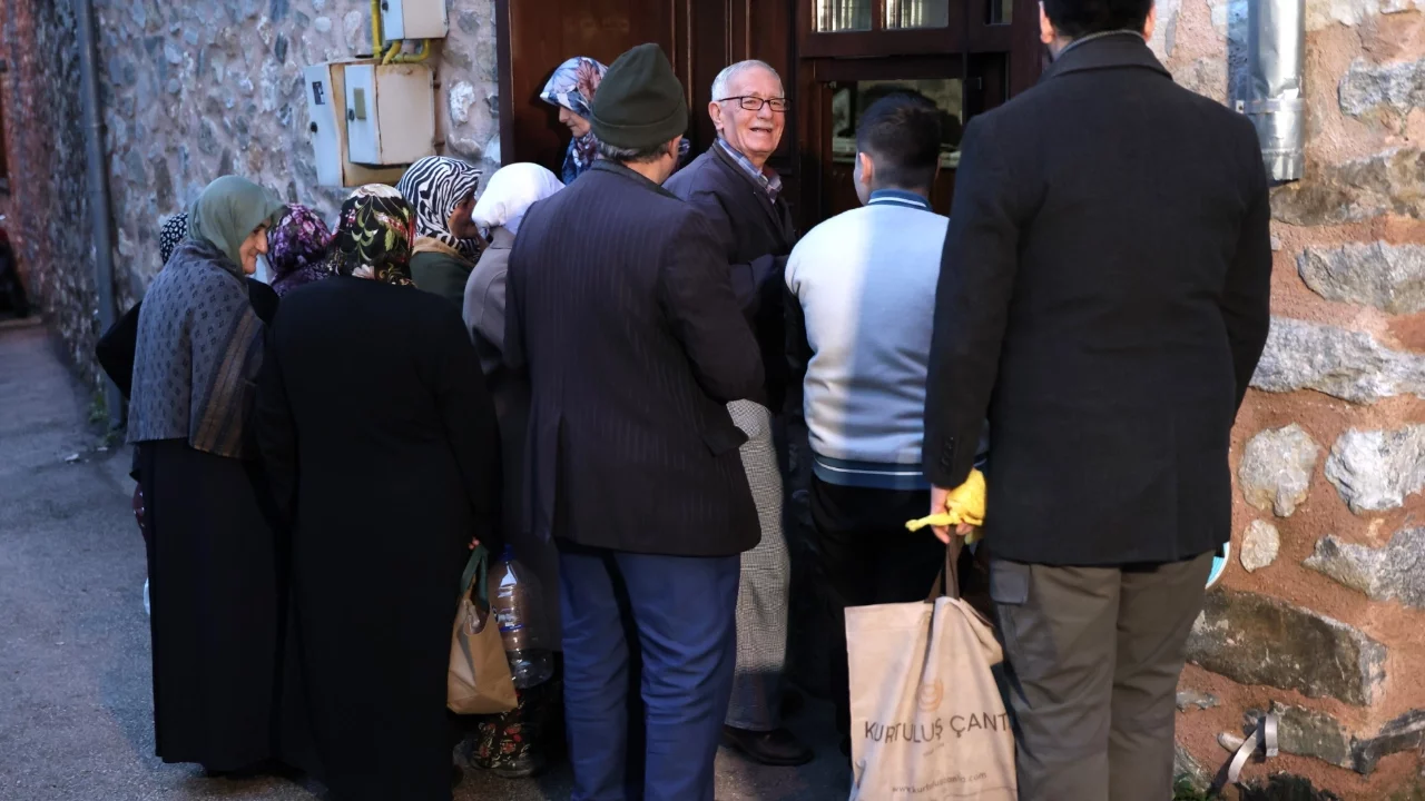 Osmangazi Belediyesi'nden vatandaşlara çorba ve ekmek ikramı