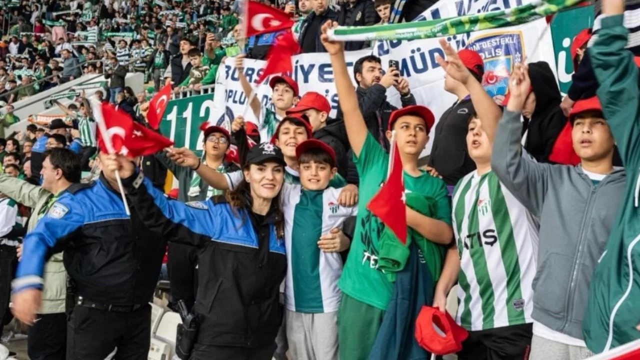 Bursa Emniyeti'nden anlamlı dokunuş! İlk kez tribün heyecanı yaşadılar...