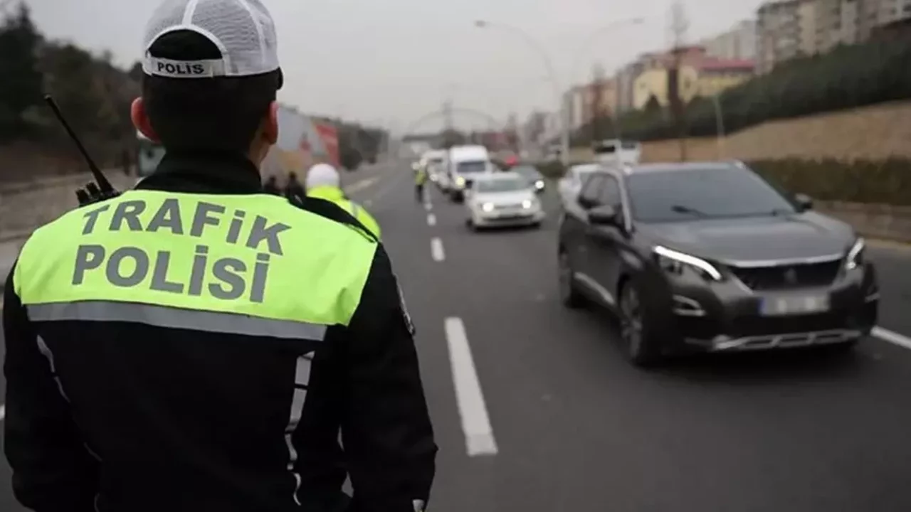 Polis sadece ehliyet sormayacak! Bunu yapanın cebi fena yanacak