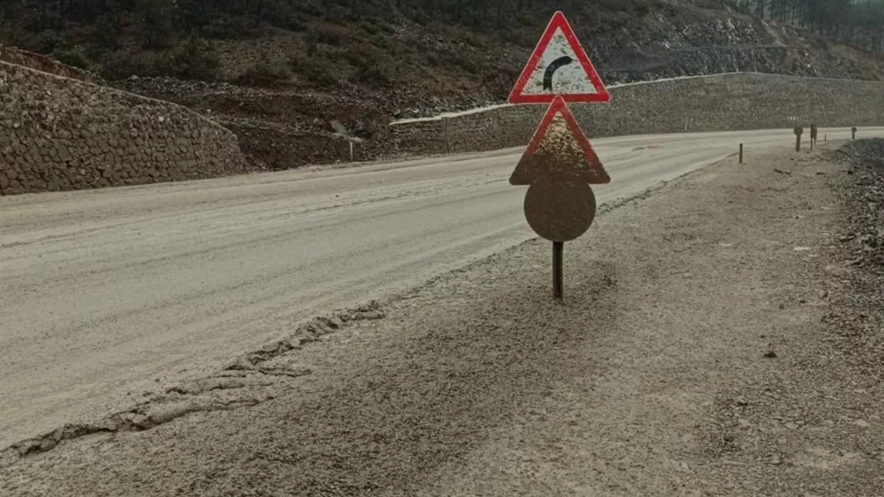 Bursa'da yol çamura teslim! Sürücüler isyan etti