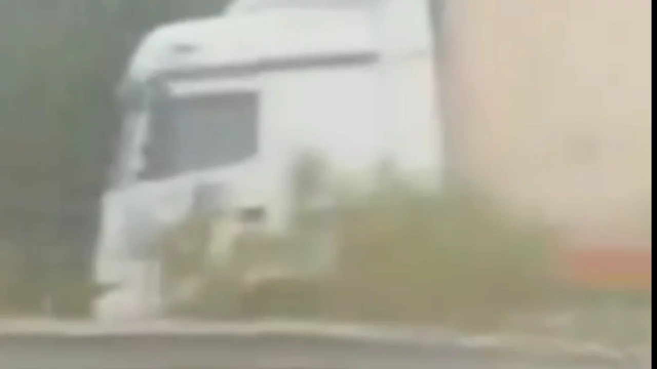 Bursa'da korkutan kaza! Dev tır yoldan çıktı...