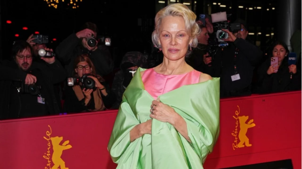  Pamela Anderson yine sade ve güzel