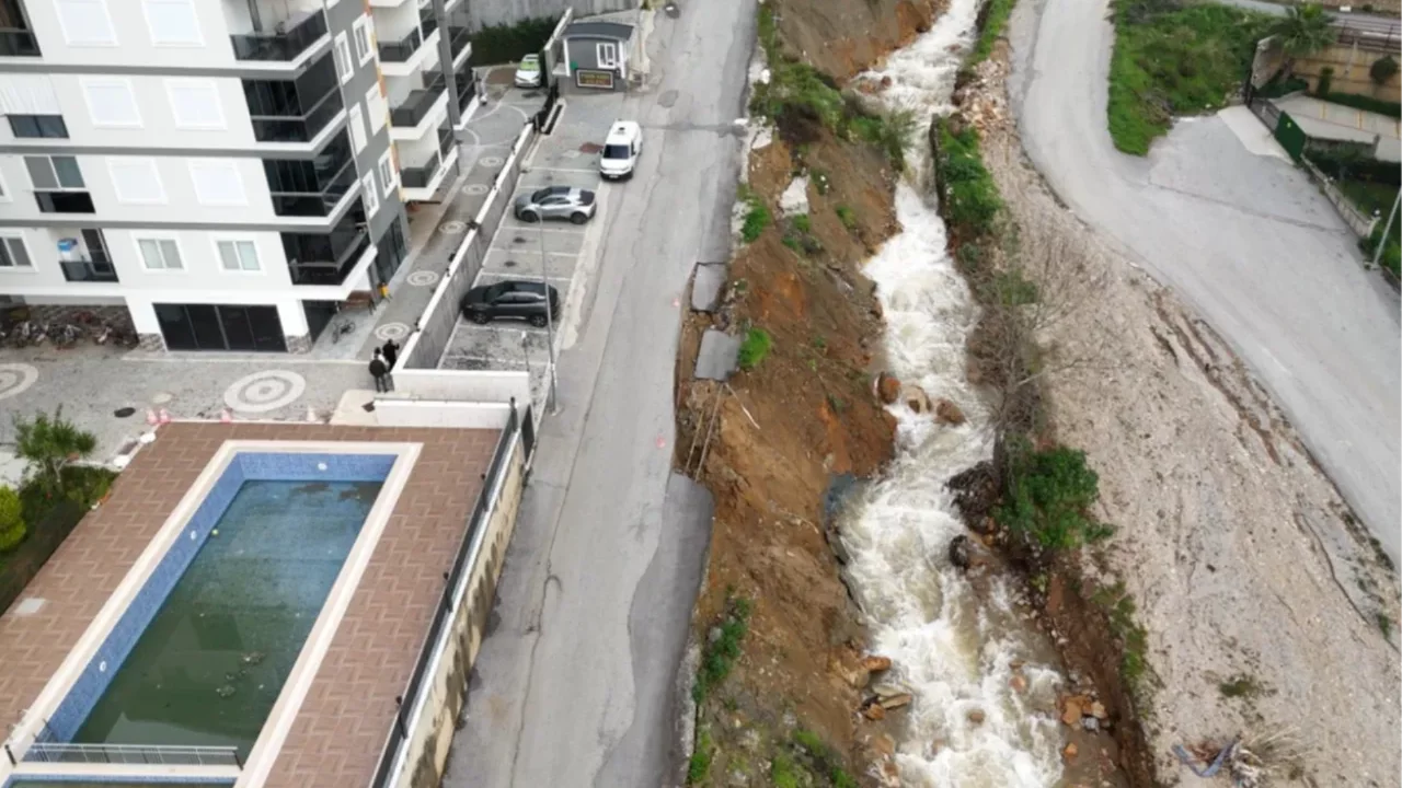 Şiddetli yağış heyelan getirdi! Asfalt yol çöktü 