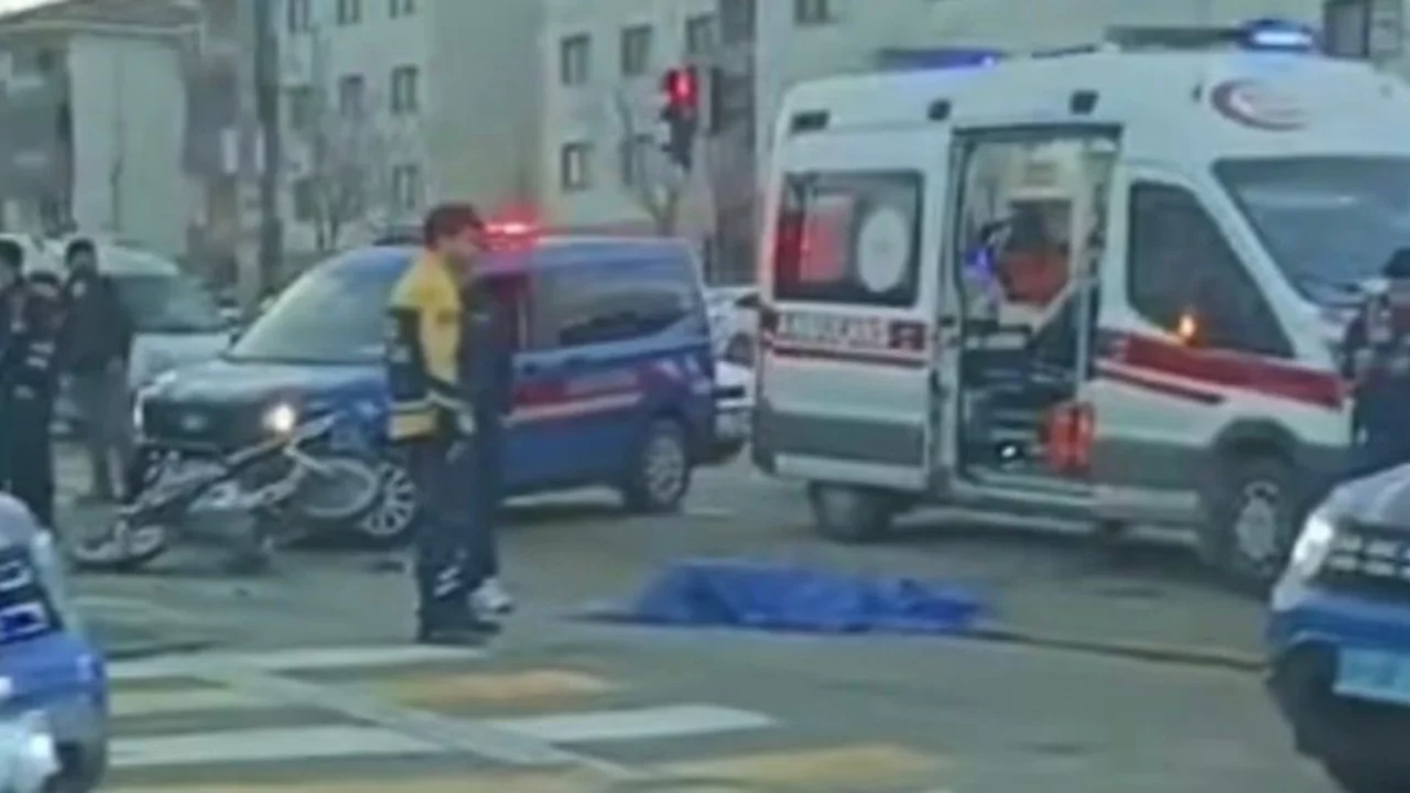 Otomobilin çarptığı motosikletli hayatını kaybetti