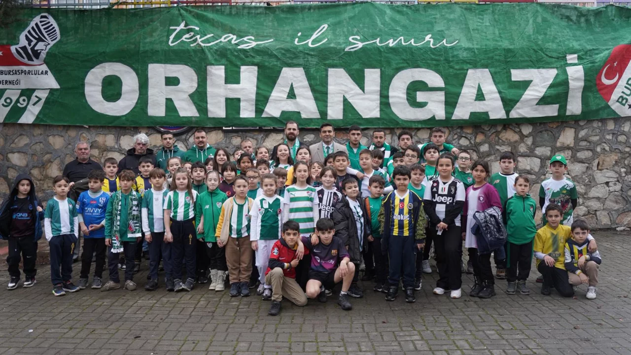 Bursaspor sevgisi okulları sarmaya devam ediyor! Öğrenciler 'Bursa Spor' gününde yeşil beyazlı formalarını giydi... 