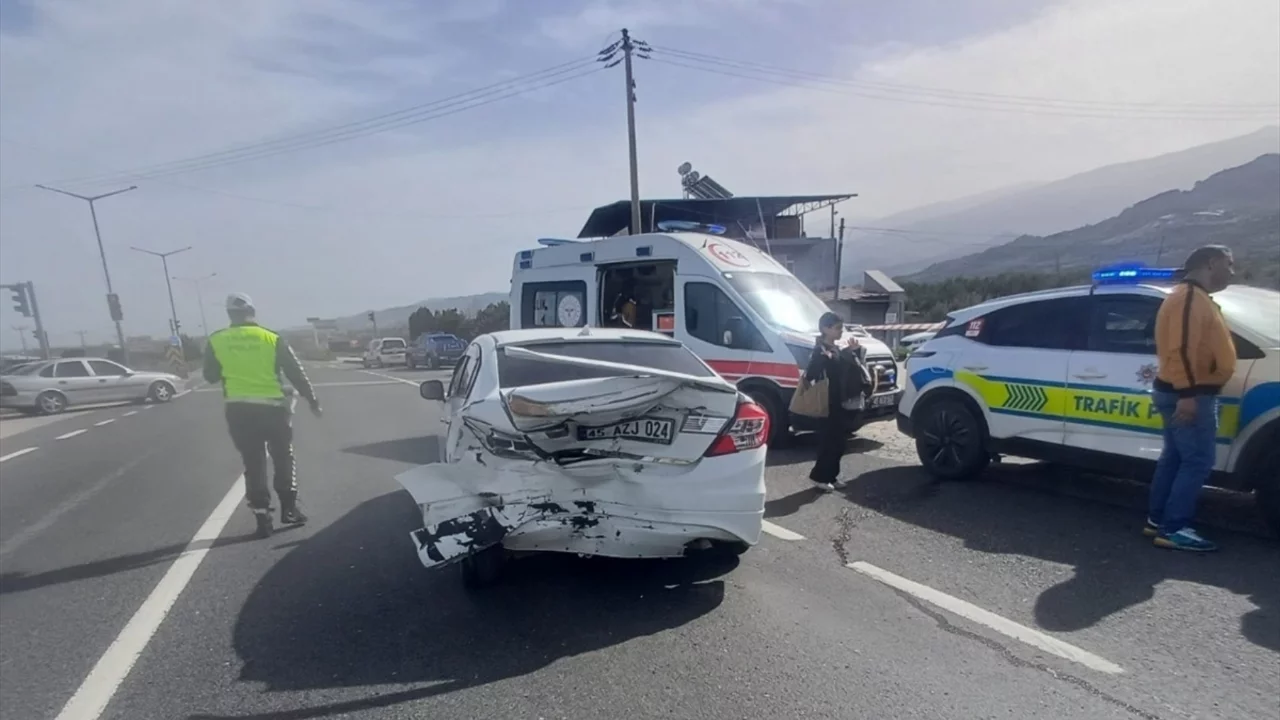 Manisa'da iki otomobilin çarpıştığı kazada 2'si çocuk 5 kişi yaralandı 