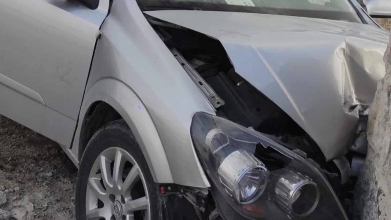 Kontrolden çıkan otomobil avlu duvarına çarptı: 4 yaralı