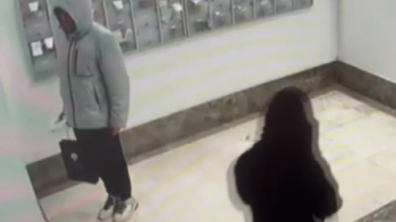 Apartmanda büyü paniği! Kamera görüntüleri şok etti...