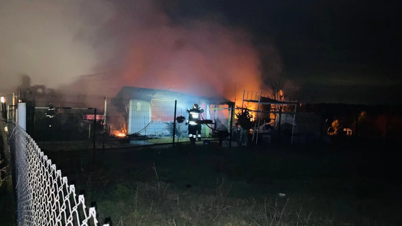 Tekirdağ'da kır evi alev alev yanarak küle döndü