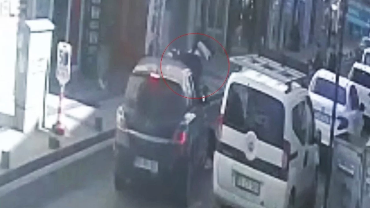 Ters yönden caddeye giren otomobille motosikletin çarpıştığı anlar kamerada