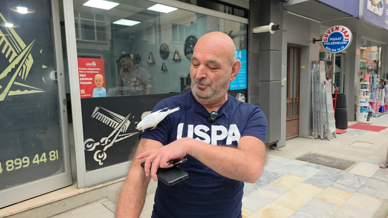 Bu adam sokakta kuşuyla dikkat çekiyor