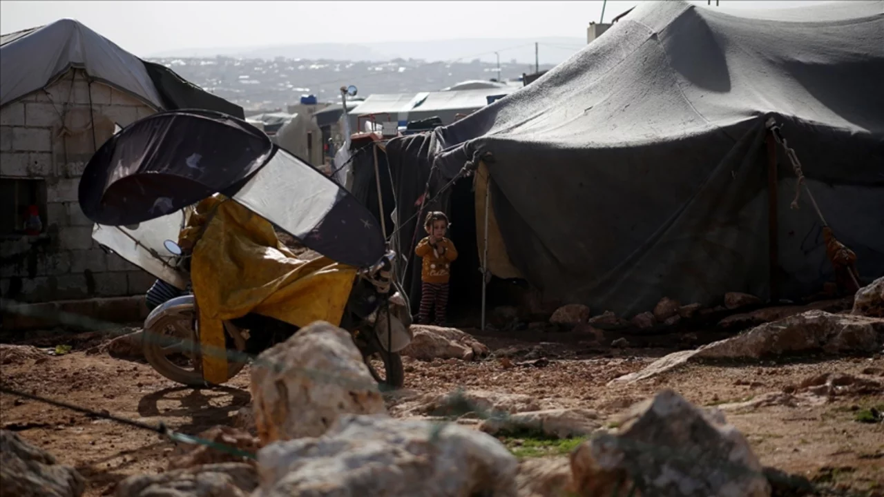 Suriye'nin kuzeybatısındaki kamplarda yaşayanlar ramaza...