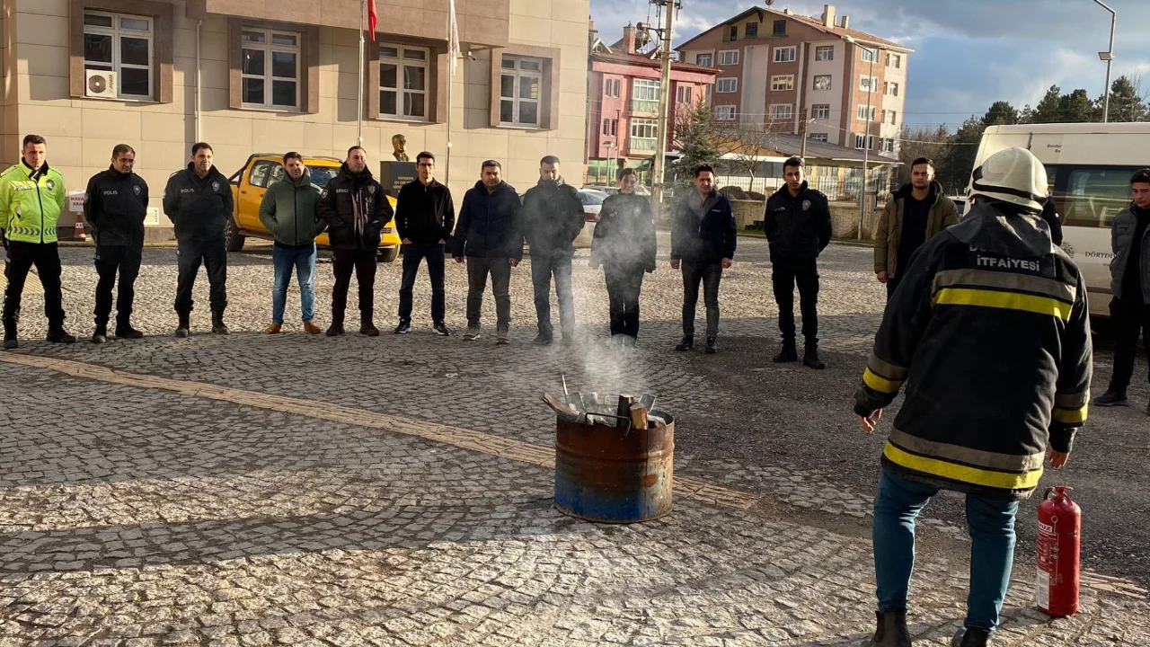 D&ouml;rtdivan il&ccedil;esinde polis ekiplerine yangın eğitimi verildi