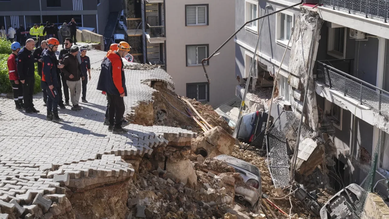 İzmir'deki yağış sonrası &ccedil;&ouml;ken istinat duvarının m&uuml;teahhidi yakalandı