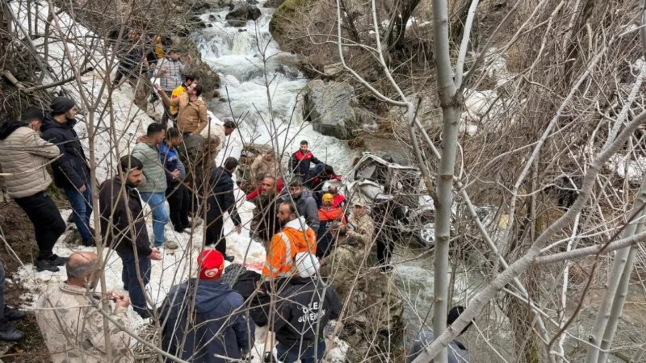 Hafif ticari ara&ccedil; dereye d&uuml;şt&uuml;: 3 &ouml;l&uuml;, 5 yaralı