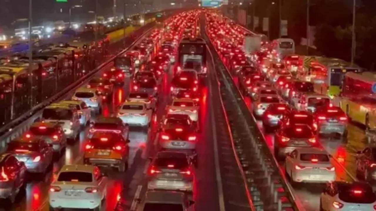 İstanbul'da trafik var mı? 17 Şubat hangi ilçelerde trafik var, hangi yollar kapalı?