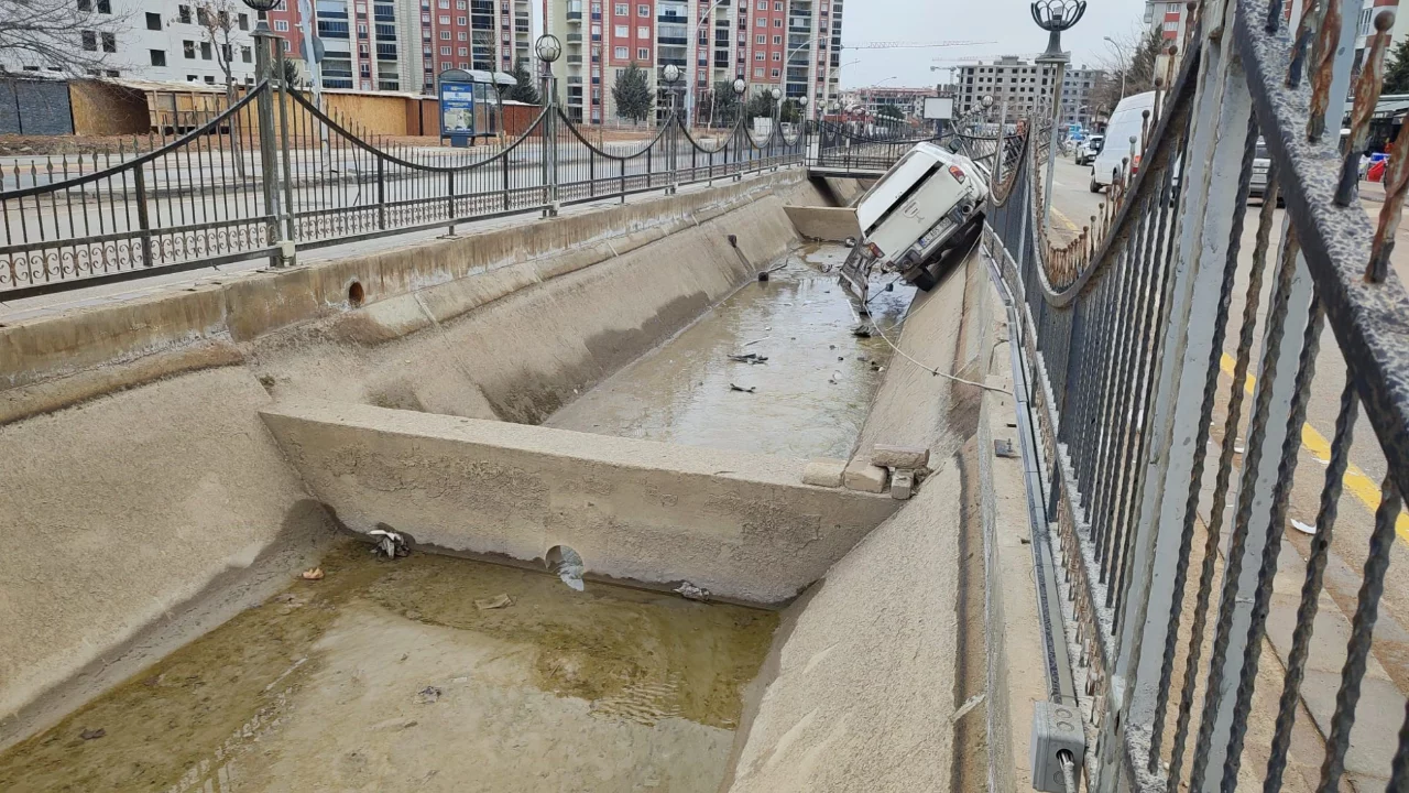Malatya'da kontrolden çıkan pikap kanala uçtu