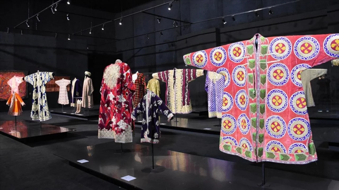 Özbekistan'ın rengarenk mirası: Geçmişten bugüne geleneksel kıyafetler