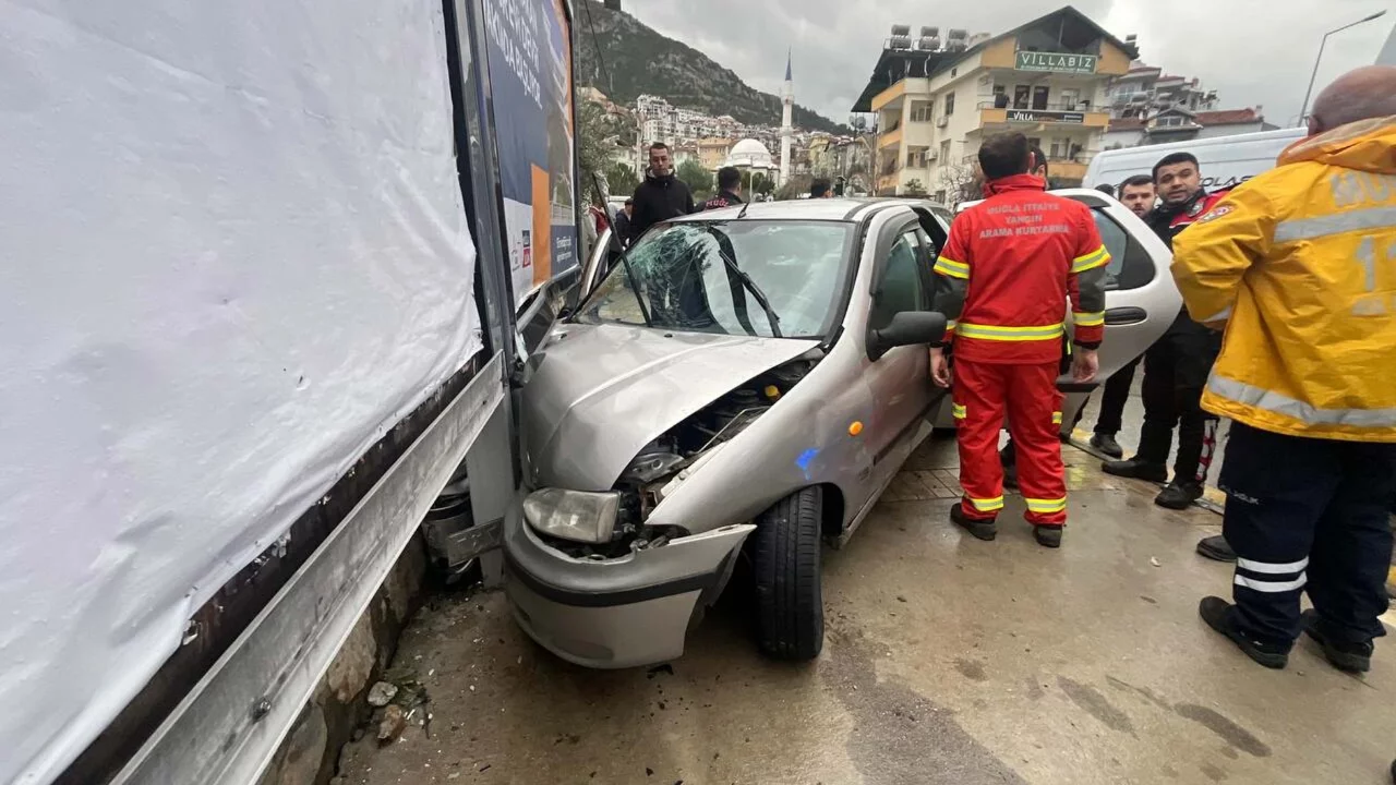 Muğla'da otomobil istinat duvarına çarptı: 1 ölü, 3 yaralı 