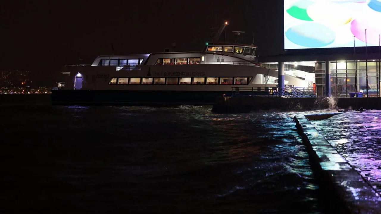 İzmir'de deniz seviyesi 85 santimetre yükseldi
