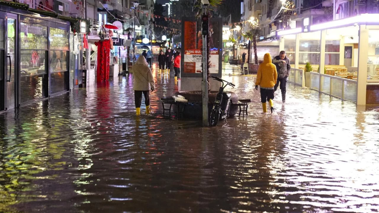 İzmir'de sağanak: İş yerleri ve yollar su altında kaldı 