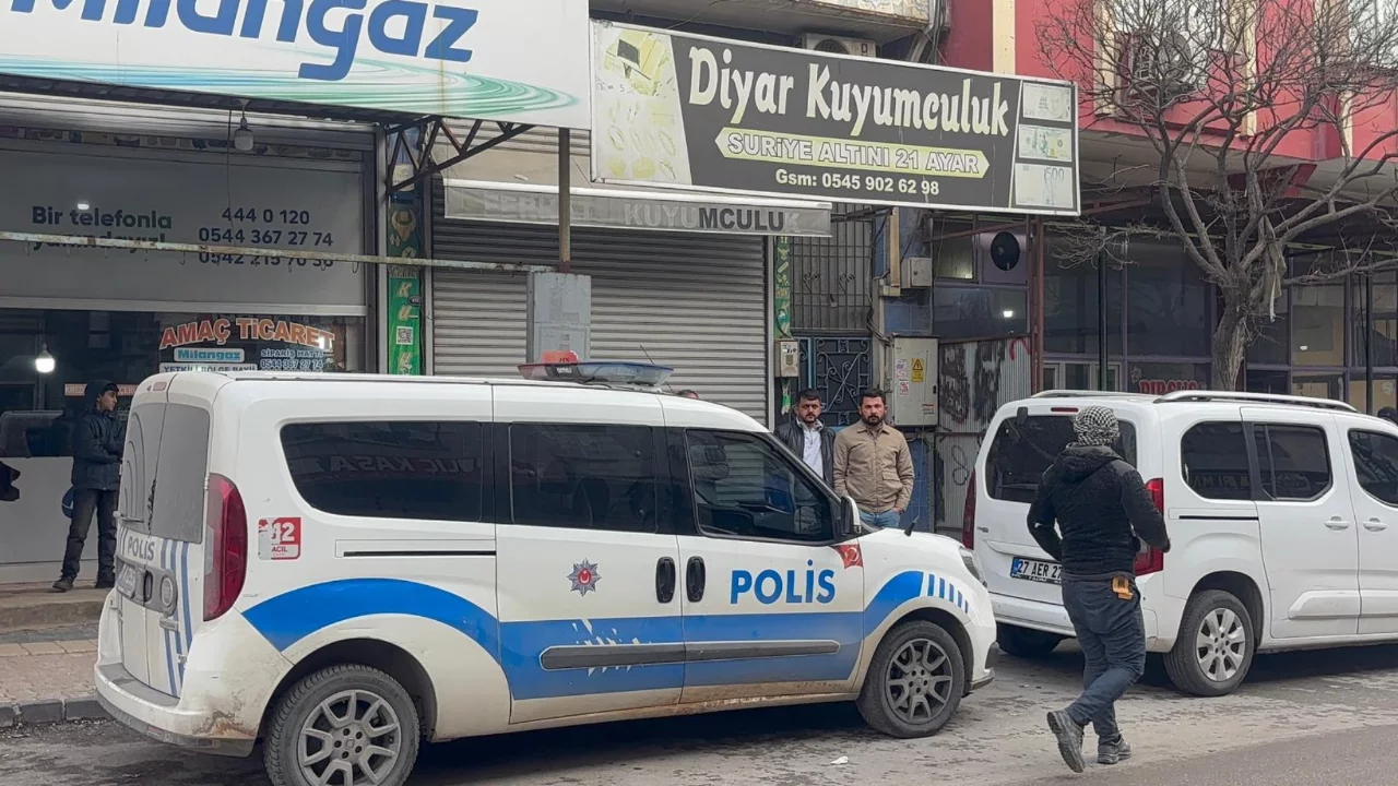 Gaziantep'te maskeli ve silahlı kuyumcu soygununda 1 kilo altın çalındı 