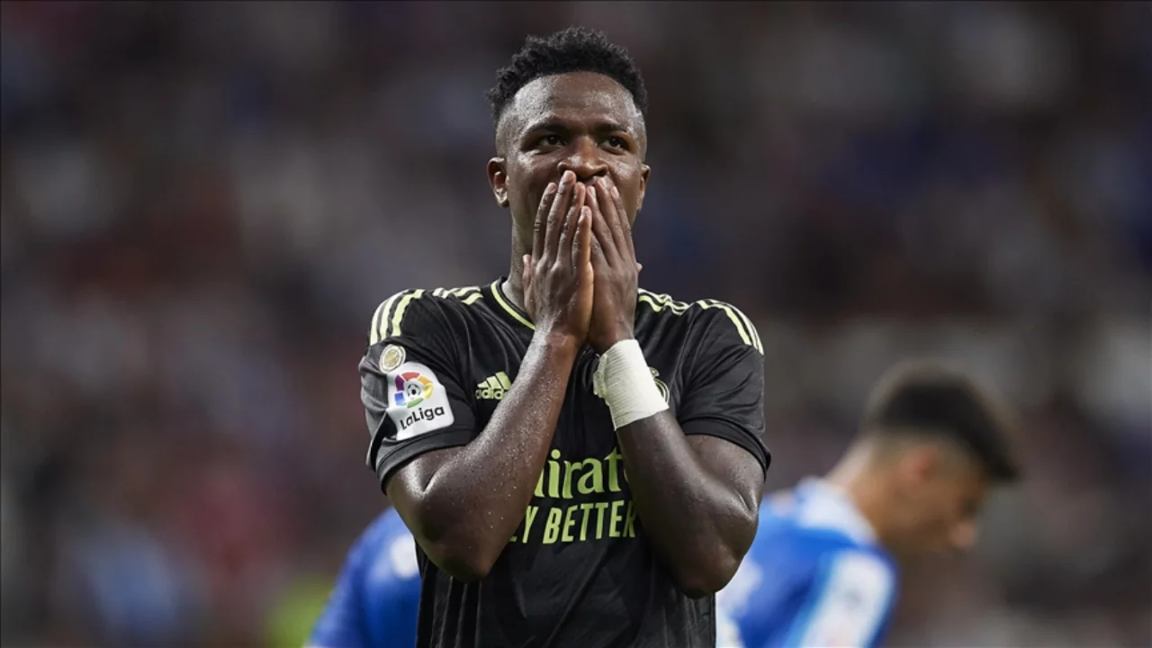 Benfica-Real Madrid maçı ırkçılık iddiasıyla 10 dakika durdu
