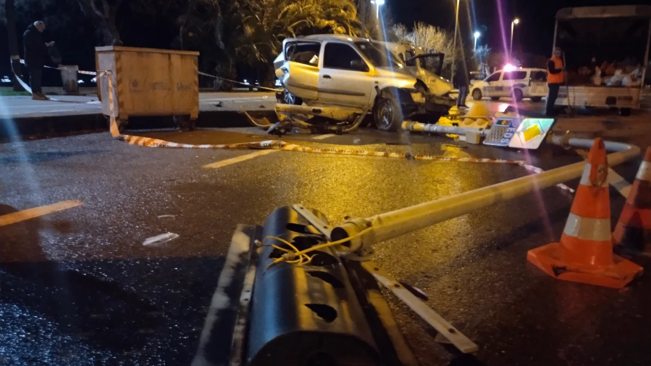 Hafif ticari araç park halindeki otomobile çarptı: 4 yaralı