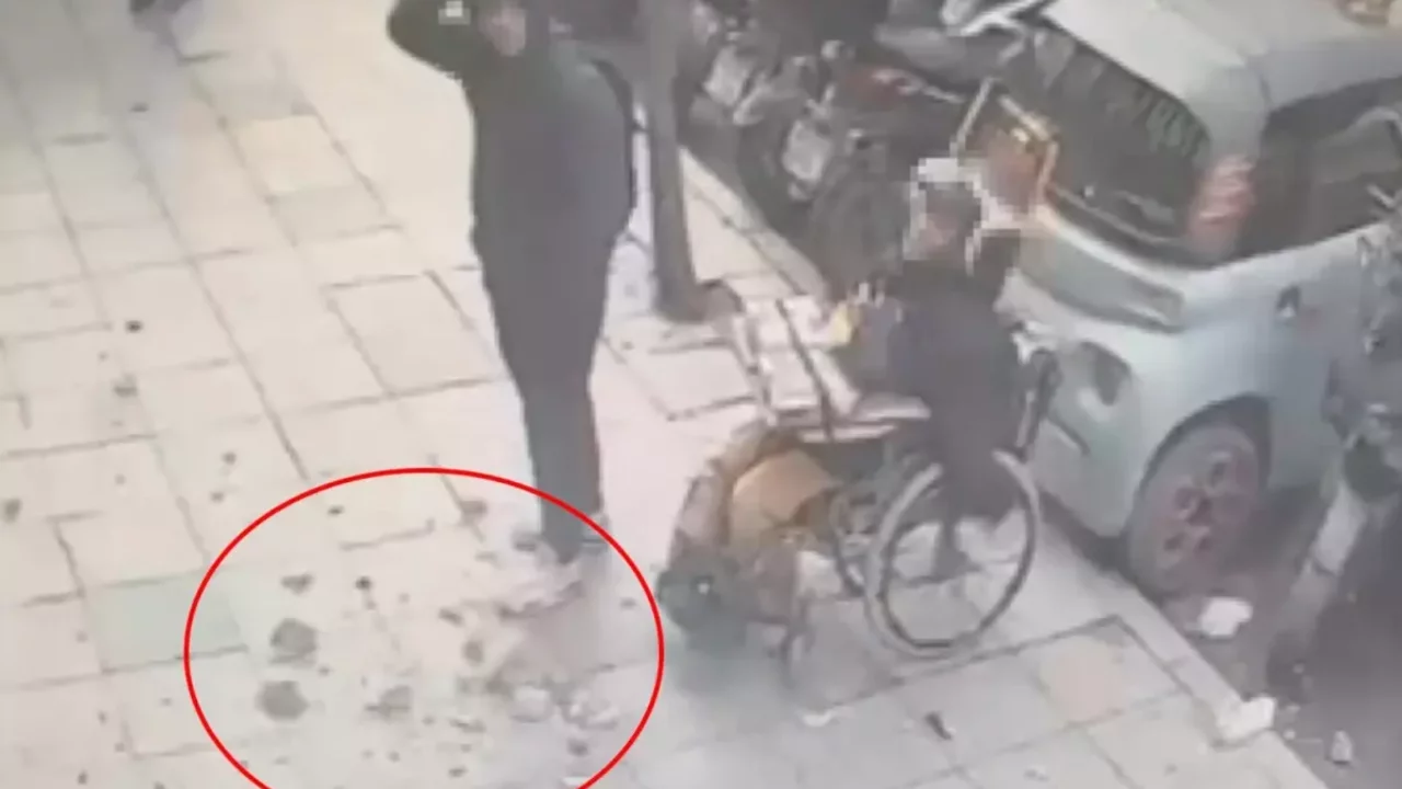 Resmen başlarına taş yağdı