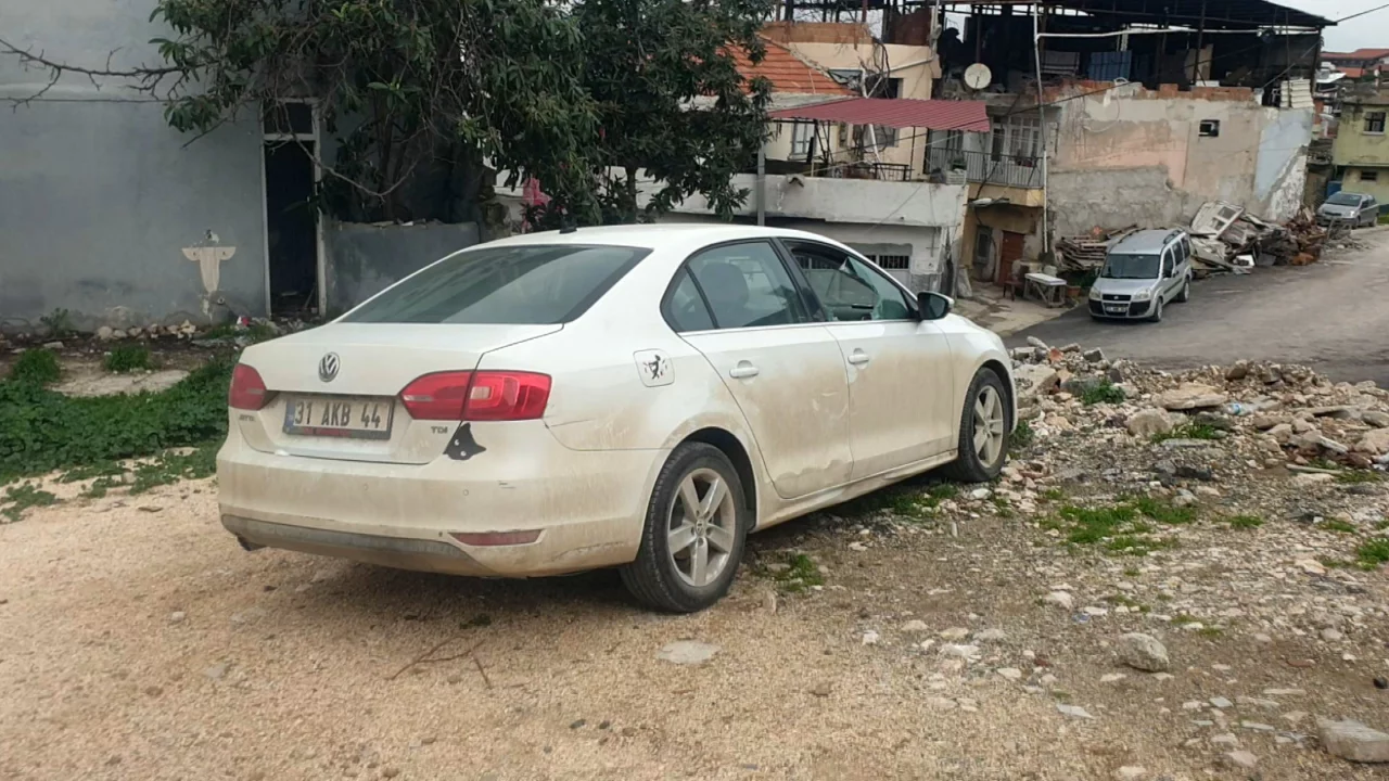 Antakya'da park halindeki arabadan 100 bin tl çalındı, hırsızlar aranıyor