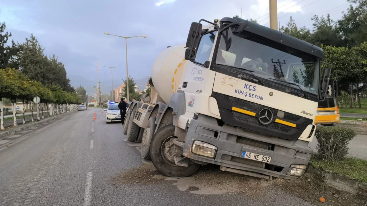 Beton mikseri yan yatmak üzere durdu, sürücü facianın eşiğinde önlem aldı
