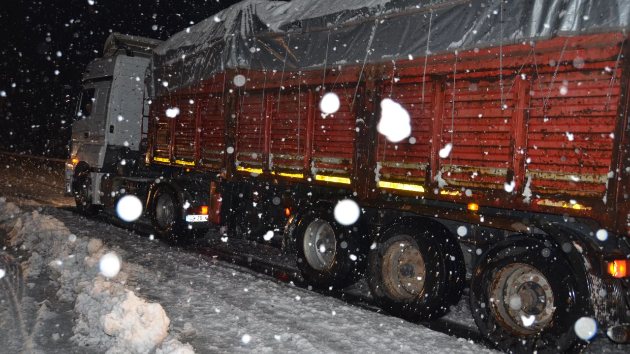 Akseki'de kar yağışı başladı: yollar açık, sürücüler dikkatli olmalı