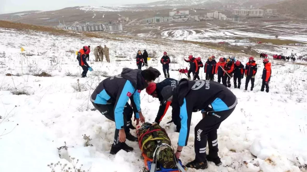 Bayburt'ta gerçeği aratmayan tatbikat: 3 kişi çığ altından çıkarıldı