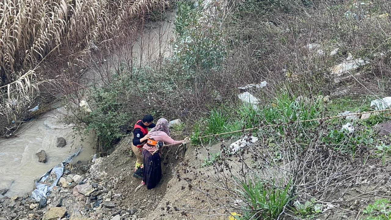 Hatay'da dereye düşen oğlağı kurtarmak isterken mahsur kalan kadın itfaiye ekiplerince kurtarıldı