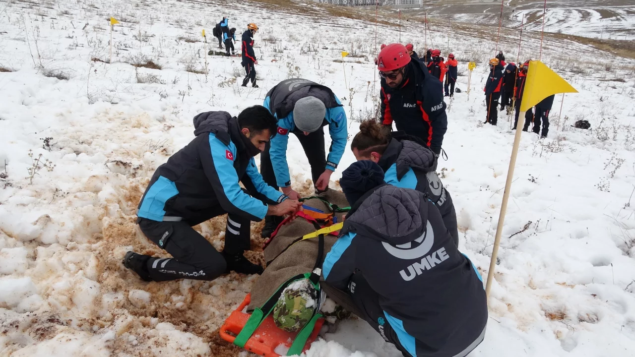 Bayburt'ta 150 personelle gerçekleştirilen çığ tatbikatı gerçeği aratmadı