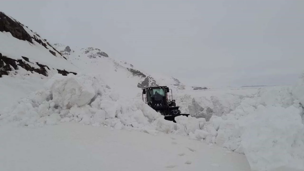 Hakkari'de kar yağışı 79 yerleşim yerinin yolunu kapattı, ekipler ulaşıma a&ccedil;mak i&ccedil;in &ccedil;alışıyor